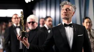 Taika Watiti é apanhado a esconder óscar debaixo de um banco