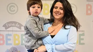 Maria Pitta Paixão mostra barriga de grávida em momento de ternura com o filho mais velho