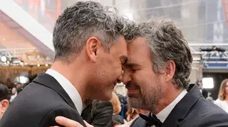 O significado por trás desta imagem amorosa de Mark Ruffallo e Taika Waititi
