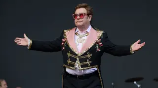 Em lágrimas, Elton John abandona concerto devido a pneumonia
