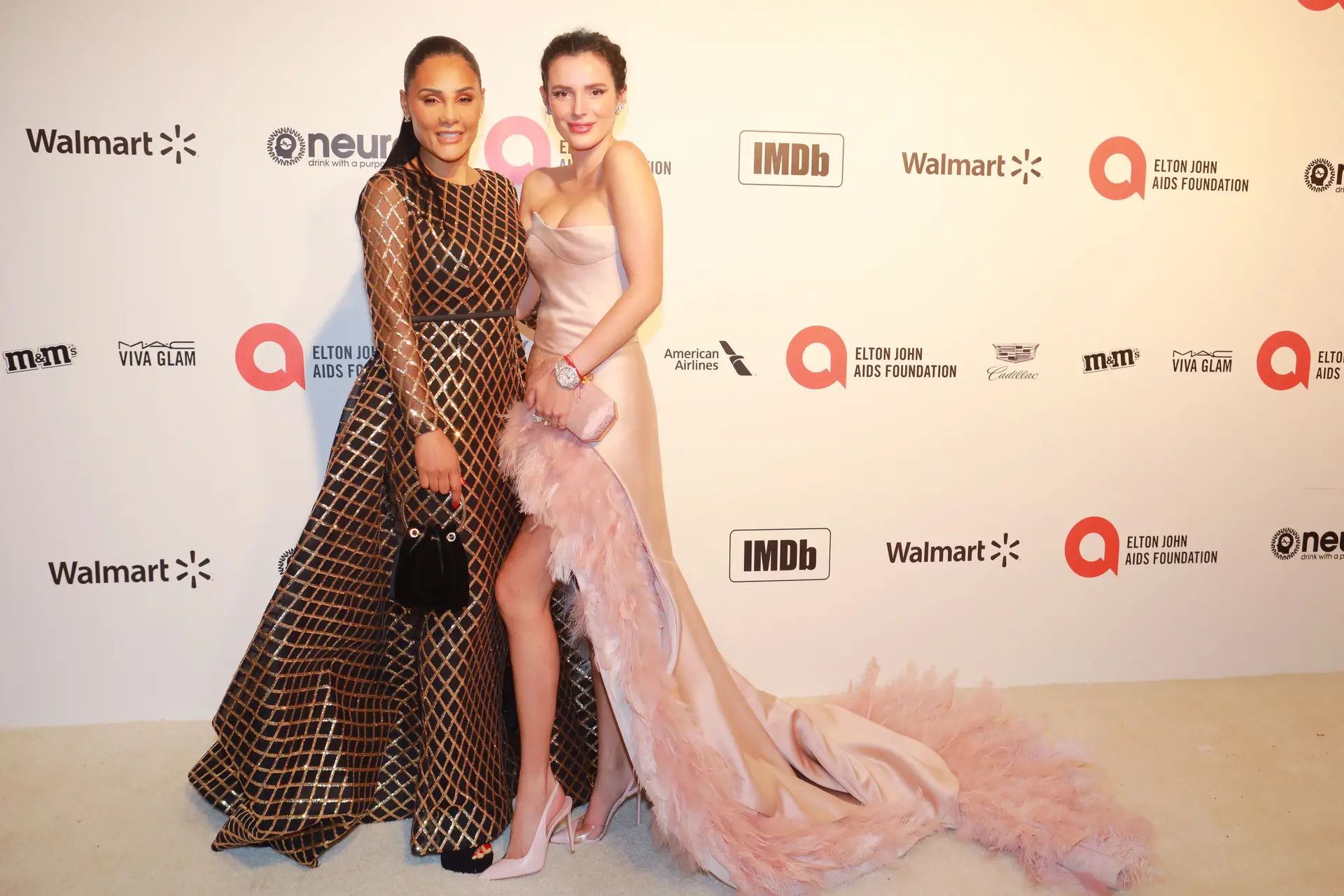 Carmen Mouro ao lado de Bella Thorne