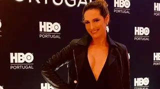 Fernanda Serrano surpreende ao surgir com “a companhia ideal” em entrega de prémios