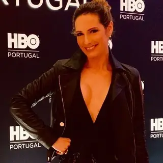 Fernanda Serrano surpreende ao surgir com “a companhia ideal” em entrega de prémios