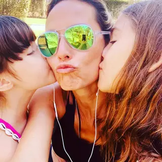 Fernanda Serrano com as filhas mais novas, Caetana e Maria Luísa