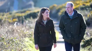 Kate Middleton e príncipe William trocam gestos de carinho em público