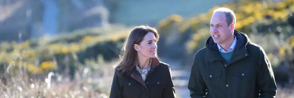 Kate Middleton e príncipe William trocam gestos de carinho em público