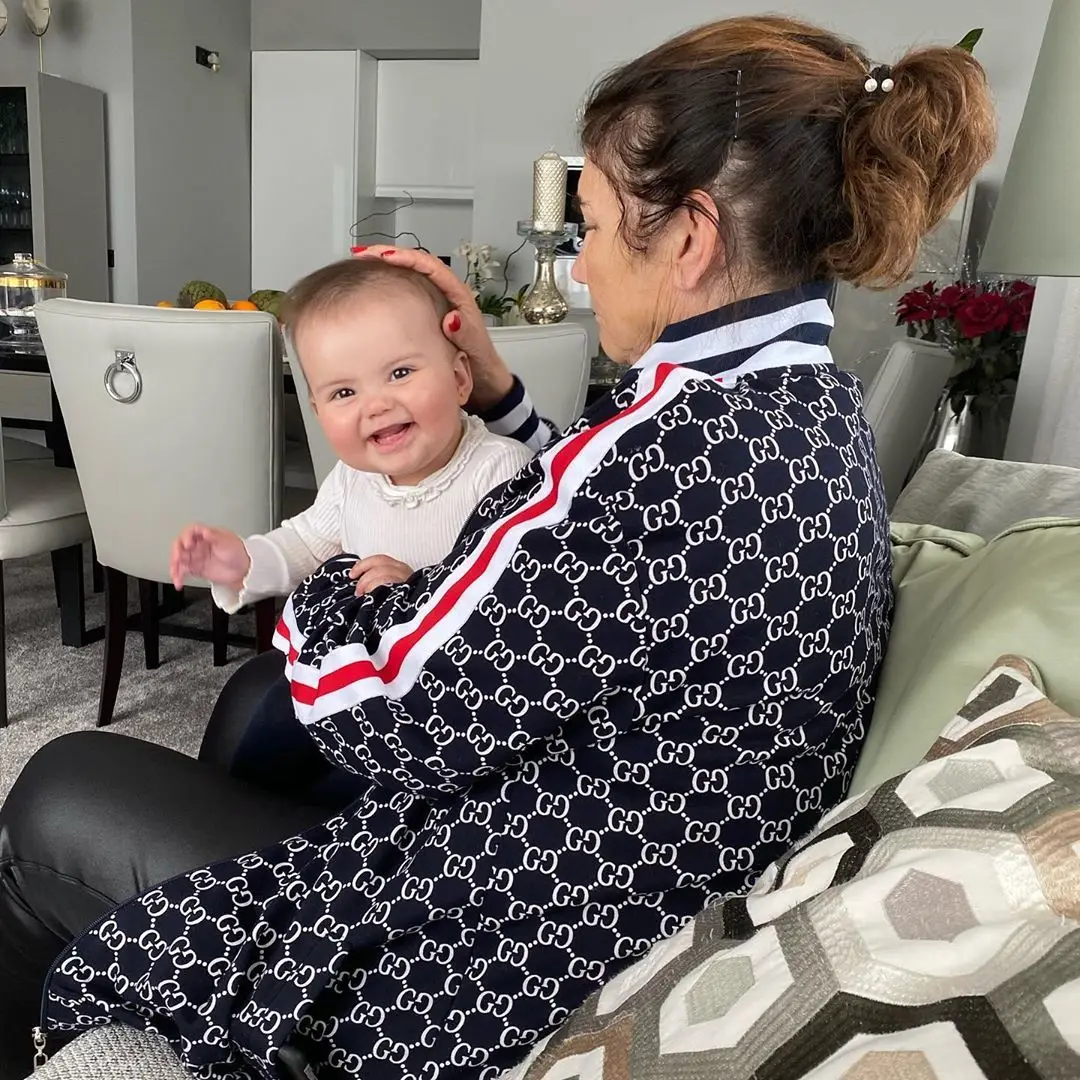 Dolores Aveiro e a neta Valentina