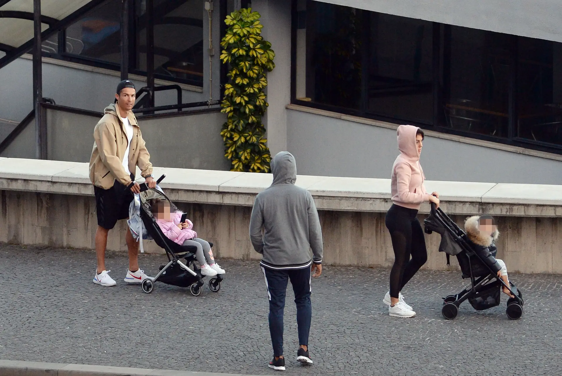 Cristiano Ronaldo e Georgina Rodríguez fotografados a passear com os filhos pelas ruas do Funchal