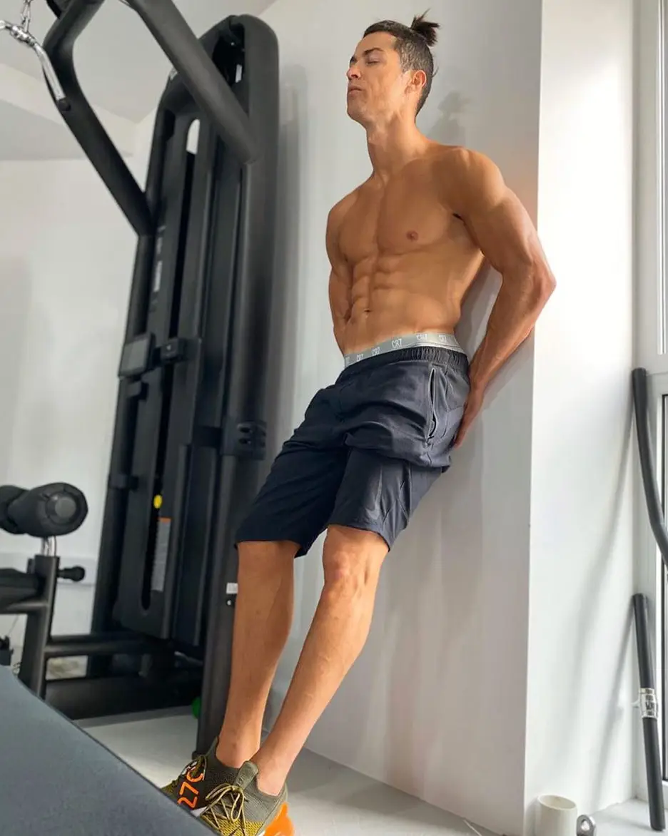 Cristiano Ronaldo exibe corpo escultural: "Mantenham-se ativos"