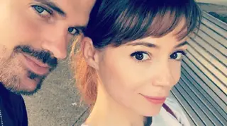 A cumprir a quarentena em países diferentes, Sofia Escobar e o marido emocionam a internet com dueto impressionante