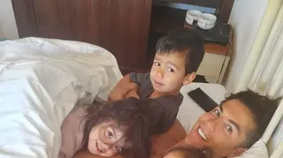 Cristiano Ronaldo diverte-se com a família na piscina interior da sua casa em Itália