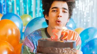 De cuecas cor-de-rosa, Luís Borges celebra 32º aniversário: "Achavam que não havia festa?"