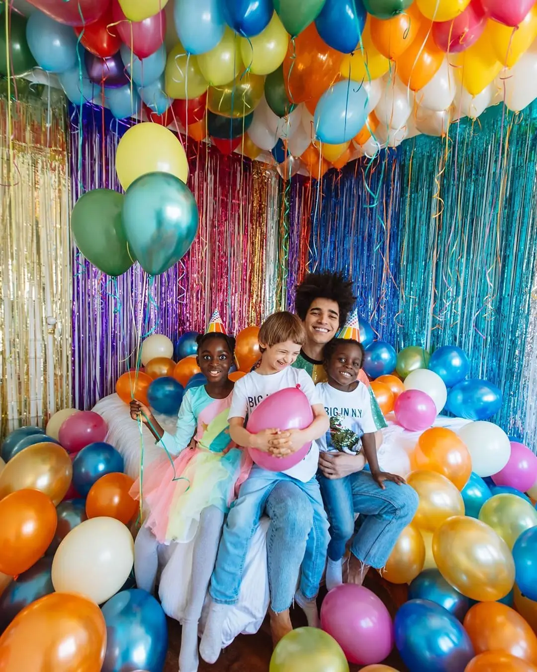 Luís Borges celebra o 32º aniversário numa festa colorida ao lado dos filhos