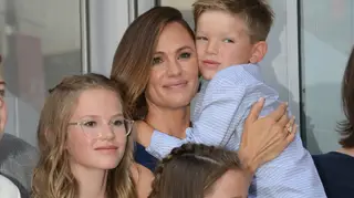 Jennifer Garner passeia com a família e transporta gato em carrinho de "bebé"