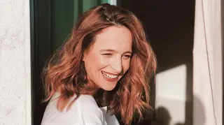 Ao lado do namorado, Sara Prata mostra 'barrigão' na piscina