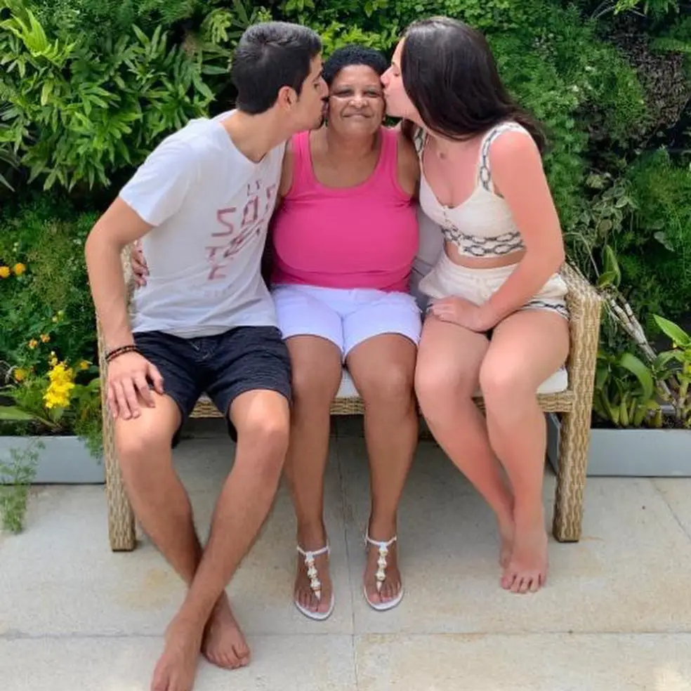 Regina Célia da Silva e os filhos de Cláudia Raia 