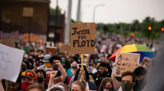 Famosos reagem à morte de norte-americano que foi asfixiado pela polícia e pedem justiça