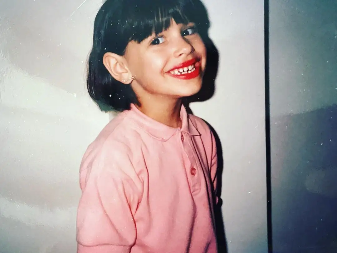 Consegue adivinhar quem é esta menina?