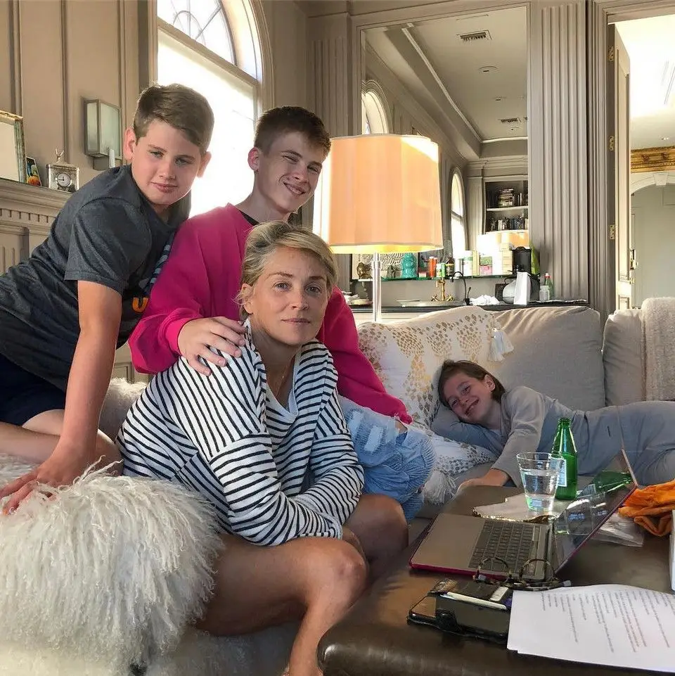 A atriz com os três filhos Quinn Kelly, Roen Joseph e Laird Vonne