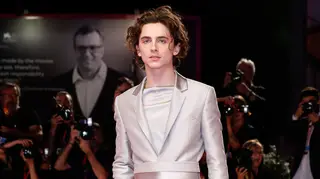 Paparazzi desvendam nova namorada de Timothée Chalamet