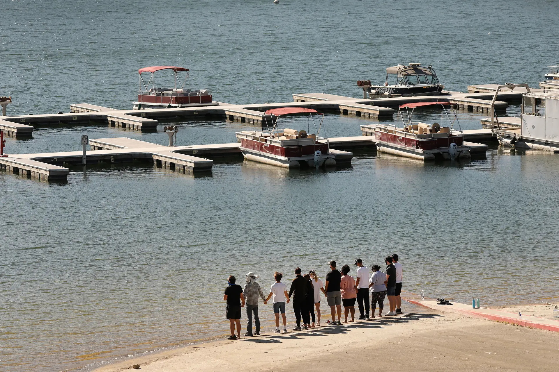 Atores de 'Glee' surgem de mãos dadas junto ao lago onde Naya Rivera perdeu a vida