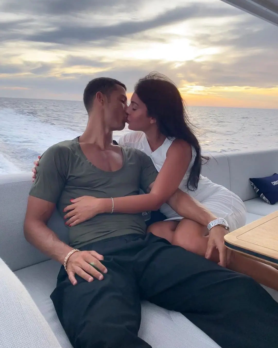 Apaixonado, Cristiano Ronaldo canta para Georgina Rodriguez