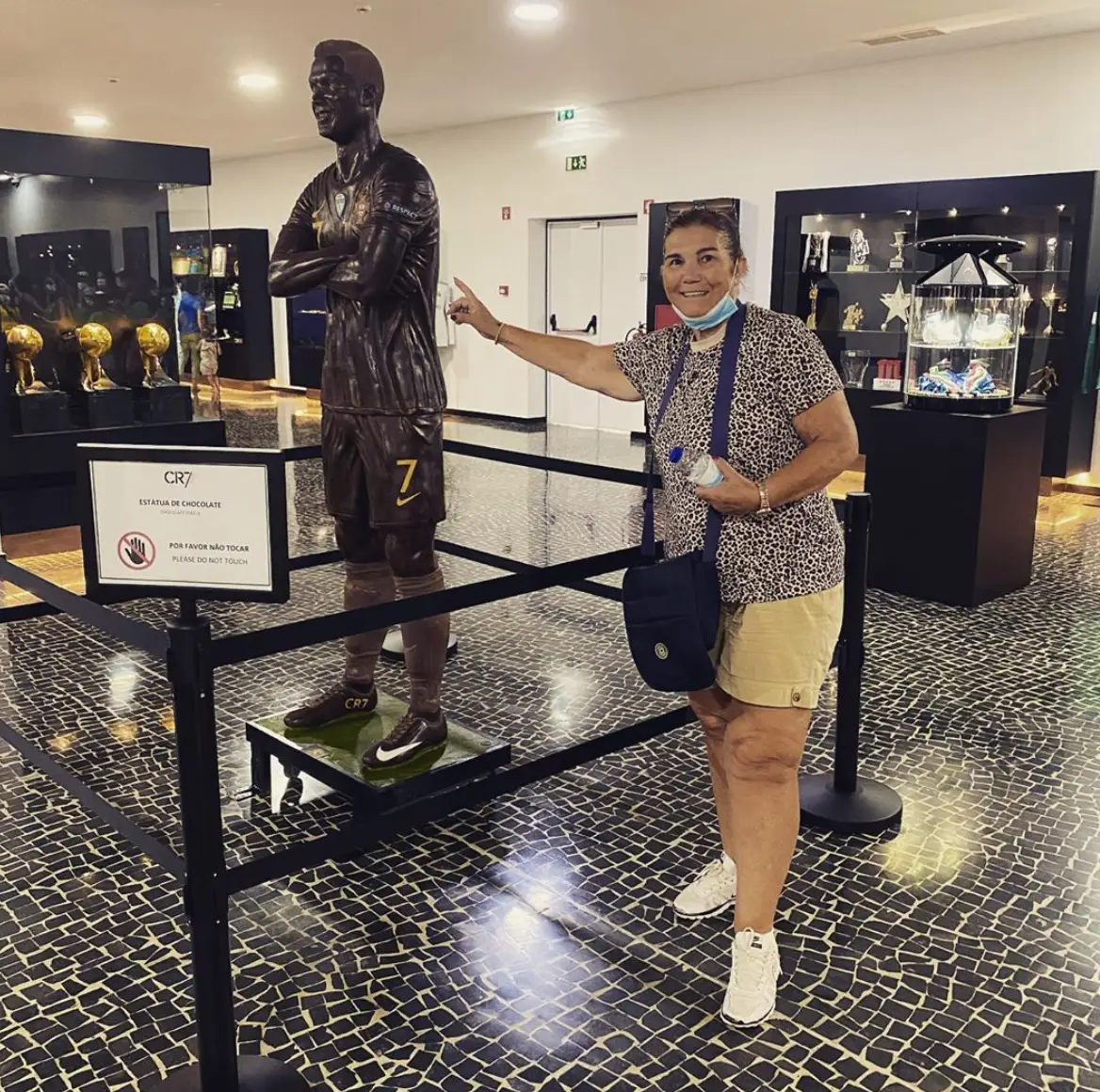 Dolores posa ao lado de estátua do filho e brinca: "Já sabia que o meu filho era doce... só não sabia que era tanto"