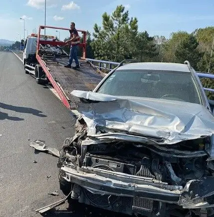 João Manzarra mostra o seu carro destruído após aparatoso acidente de viação