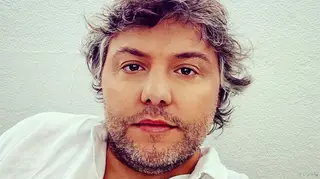 César Mourão esconde novo visual com boné e fãs temem o pior: “Ui. O que se passa aí por baixo?”