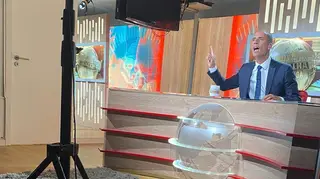 Ricardo Araújo Pereira grava programa em casa. Eis as imagens dos bastidores