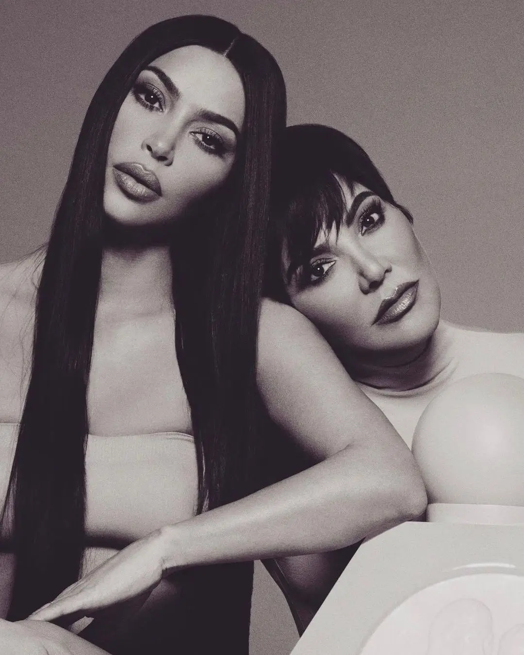 Kim Kardashian celebra aniversário da mãe com dedicatória especial