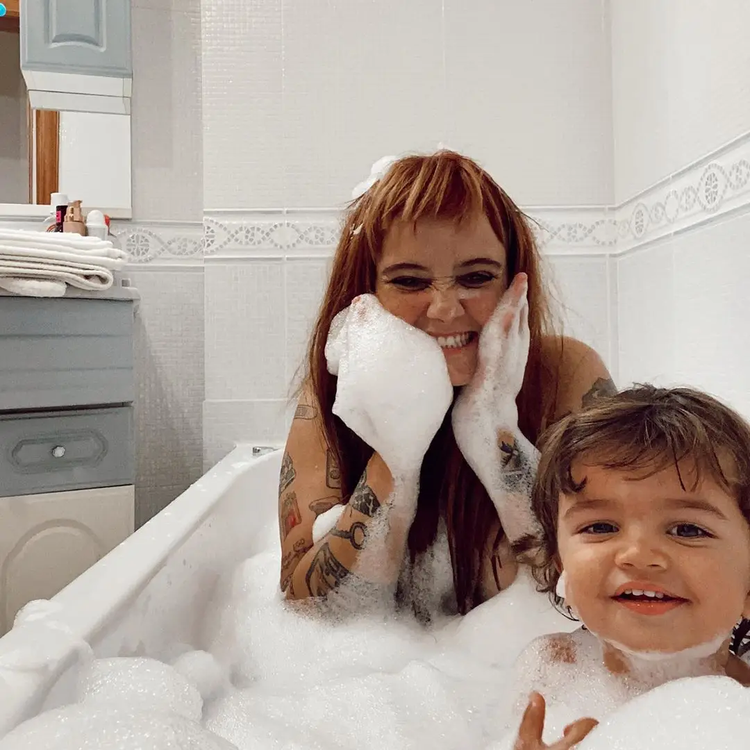 Carolina Deslandes mostra-se a tomar banho com o filho mais novo