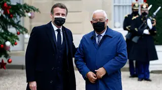 Presidente francês testa positivo à Covid-19 um dia depois de receber António Costa em Paris
