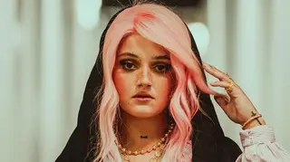 Carolina Deslandes faz gesto obsceno para se despedir de 2020: "Para ver se o próximo é melhor"