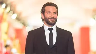 Bradley Cooper é fotografado em passeio com a filha