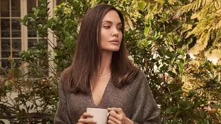 Angelina Jolie penteia cabelo do filho mais velho em foto rara