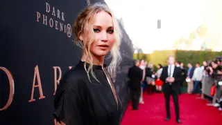 Jennifer Lawrence atingida por estilhaços de vidro durante filmagens