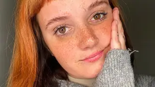 Carolina Deslandes surpreende em dueto à janela com músico de rua