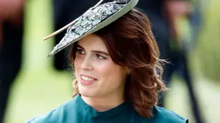 Princesa Eugenie mostra o rosto do filho pela primeira vez