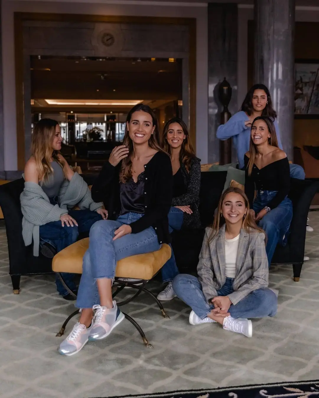 Carolina Patrocínio partilha fotografia ao lado das cinco irmãs: "Crescer num matriarcado"
