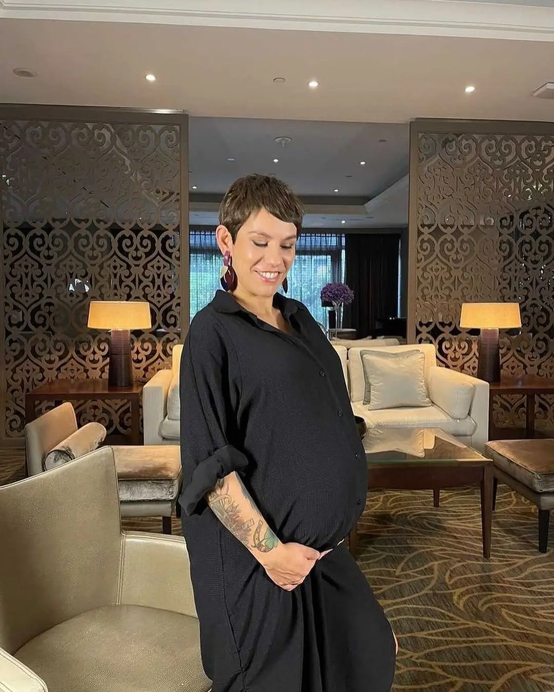 Beatriz Gosta exibe silhueta de grávida ao oitavo mês de gestação