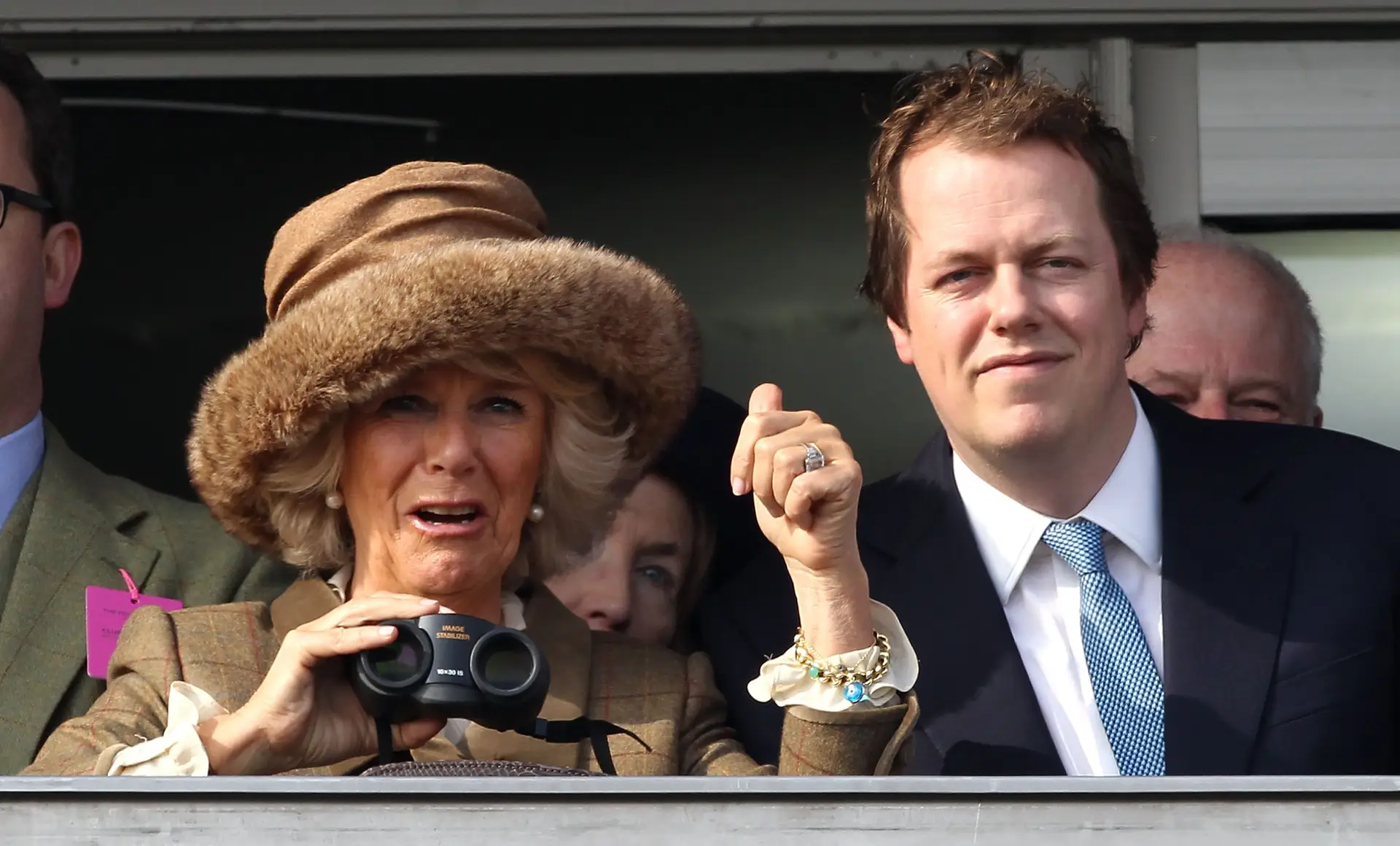 Camila Parker Bowles com Tom Parker Bowles. A namorada do filho morreu aos 42 anos.
