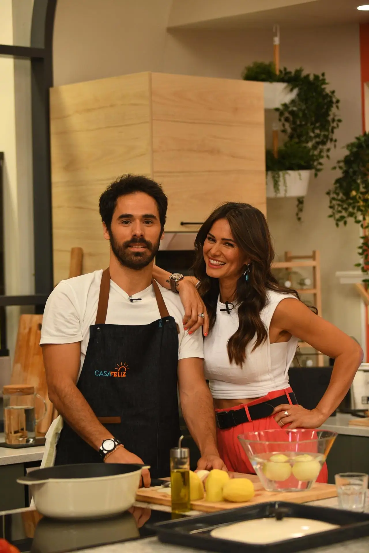 Cláudia Vieira recebe a avó e o namorado no programa 'Estamos em Casa'
