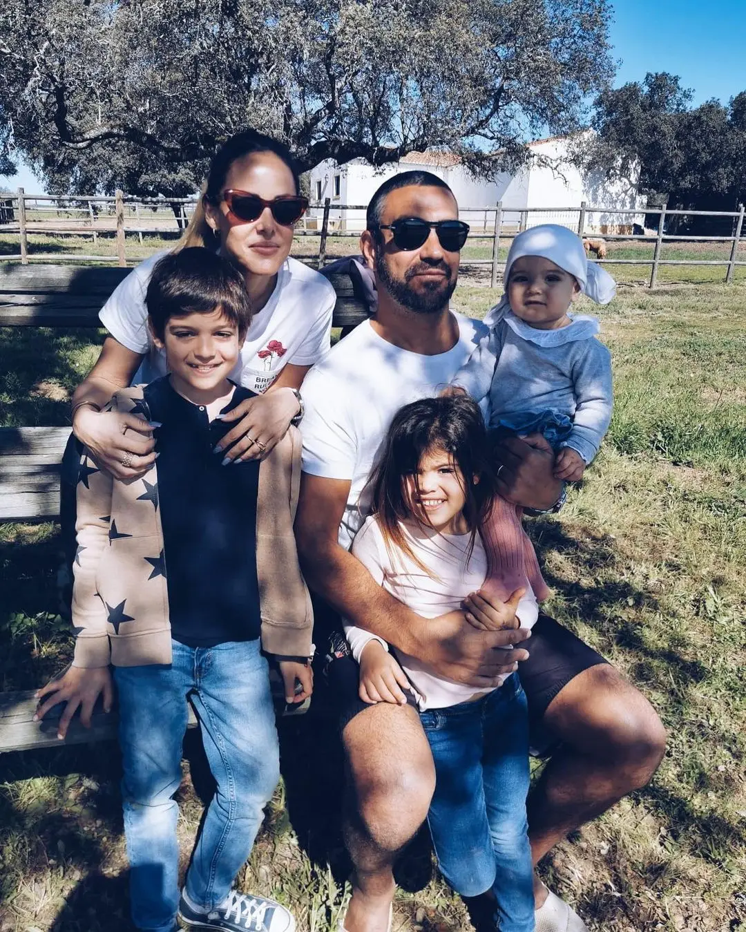 Mariana Patrocínio com Alexandre Esteves de Oliveira com Mateus, Pureza e Mariana.