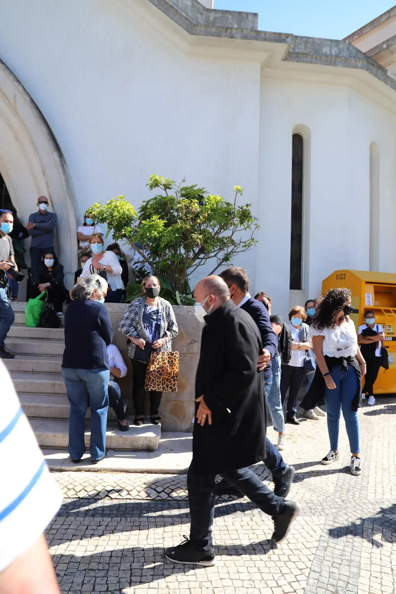 José Raposo inconsolável no velório de Maria João Abreu
