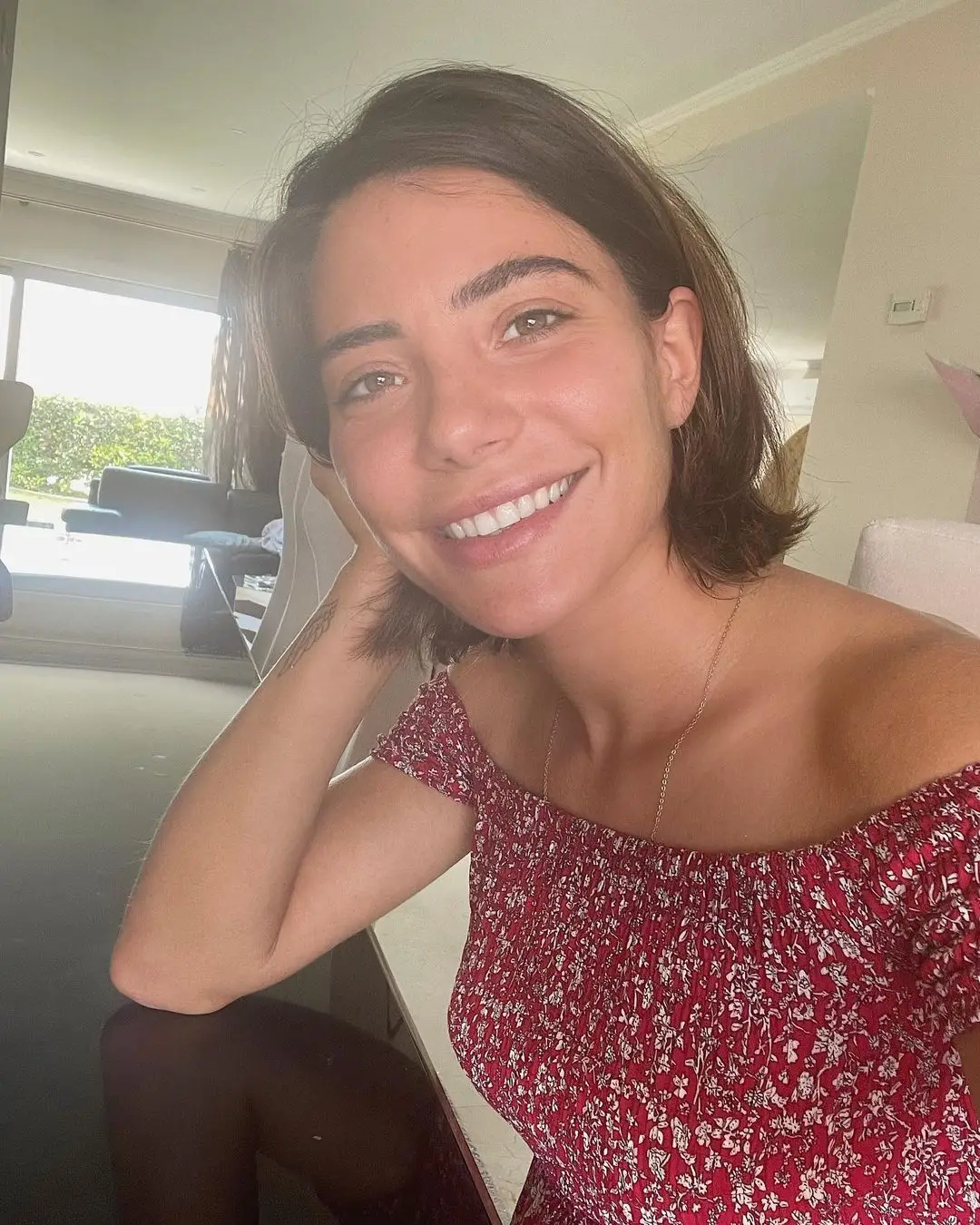 Carolina Carvalho reage após cirurgia de urgência