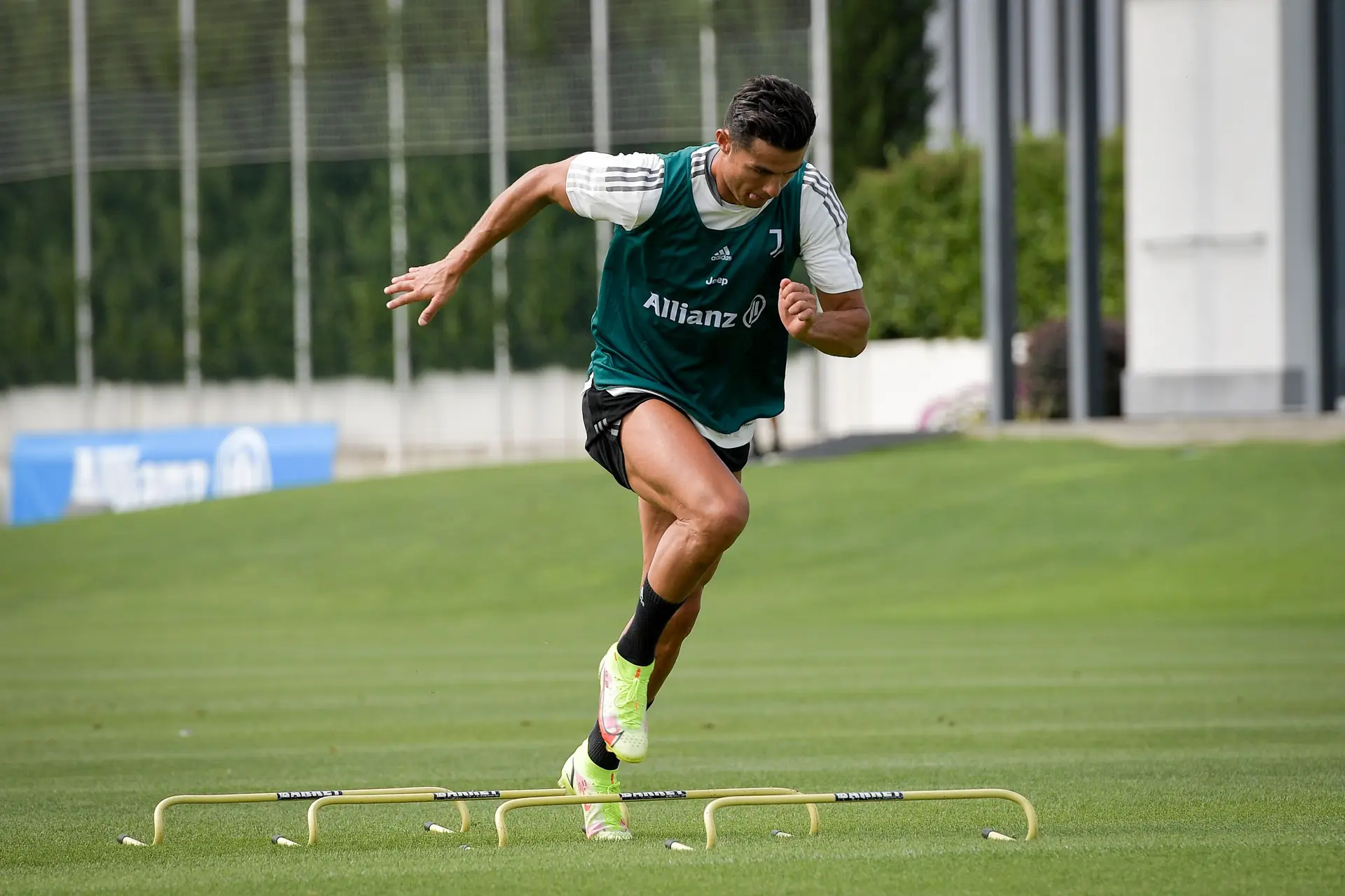 Cristiano Ronaldo chega a Lisboa com Georgina: "Já vão saber daqui a uma hora"