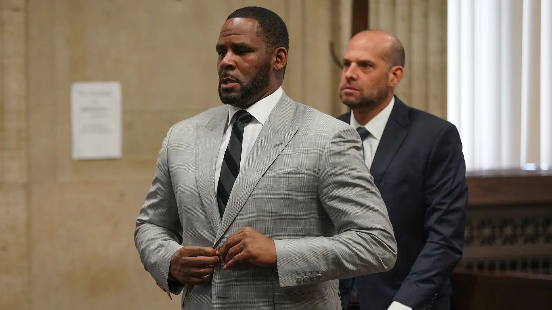 R.Kelly considerado culpado de todas as acusações de abuso e tráfico sexual