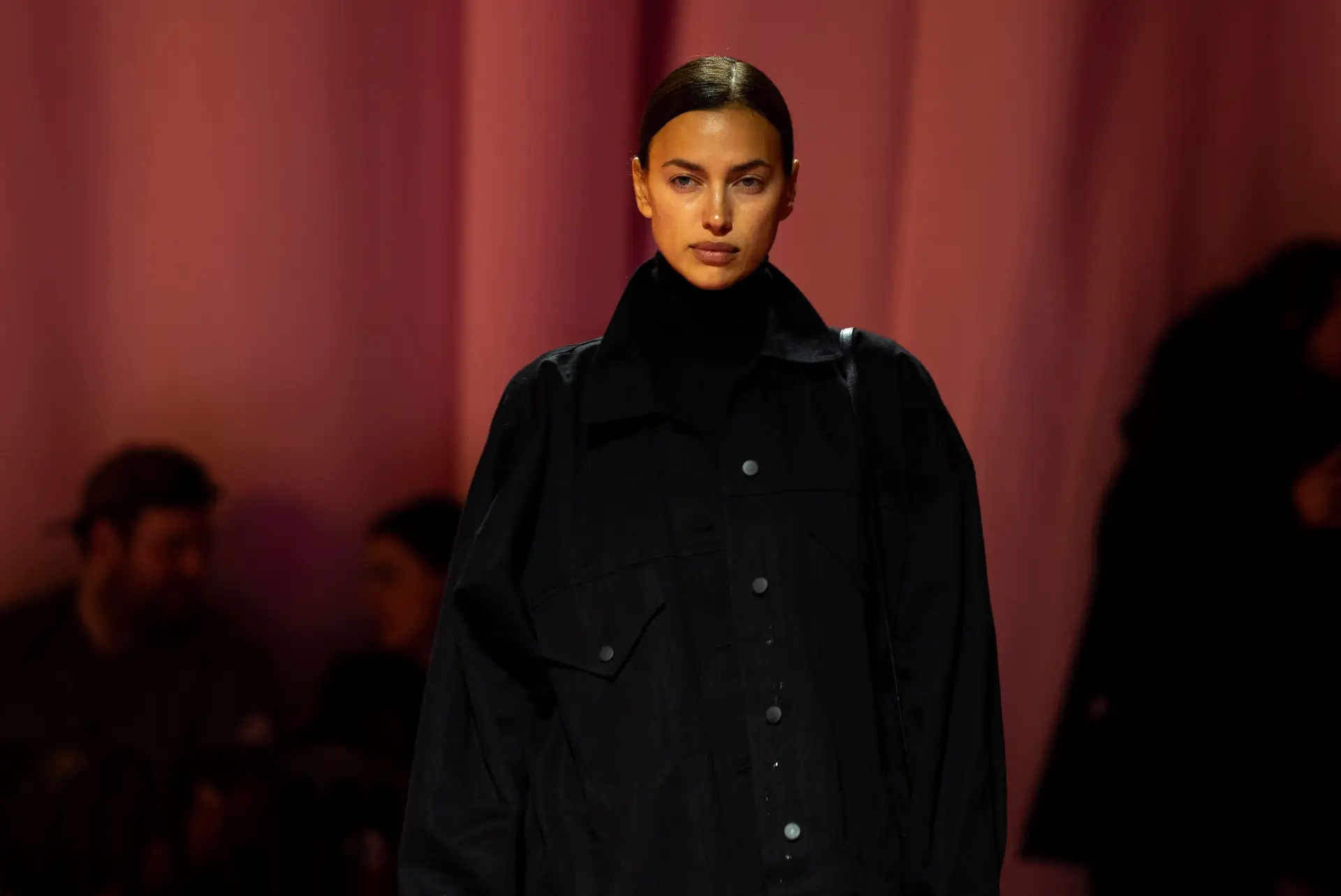 LONDON, ENGLAND – FEBRUARY 19: : Irina Shayk backstage at the Richard Quinn show during London Fashion Week February 2022 on February 19, 2022 in London, England. (Photo by Ming Yeung/Getty Images)