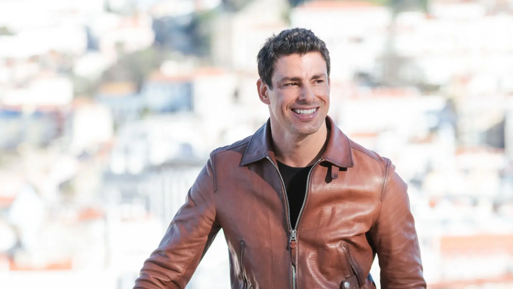 Cauã Reymond: Dois gémeos, o filme ‘Top Gun’ e os portugueses “diretos, mas sinceros”